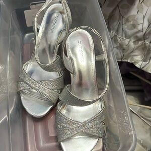 Covington Women's Nadine YG Silver Baby Glitter Size 7 Heels Straps